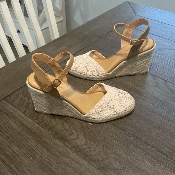 Time & Tru Memory Foam Pink Floral Wedge Sandals | Size 8 - Picture 10 of 10